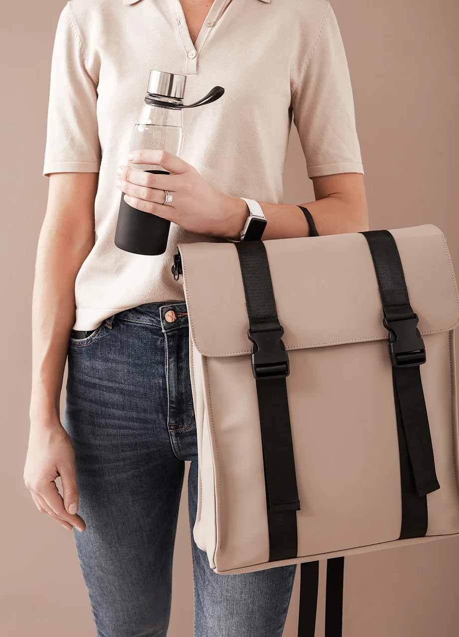 Minimalistisk og trendy ryggsekk som passer for alle anledninger. Ryggsekken er laget av vannavvisende nubuck PU-skinn og har justerbare stropper for optimal komfort.
