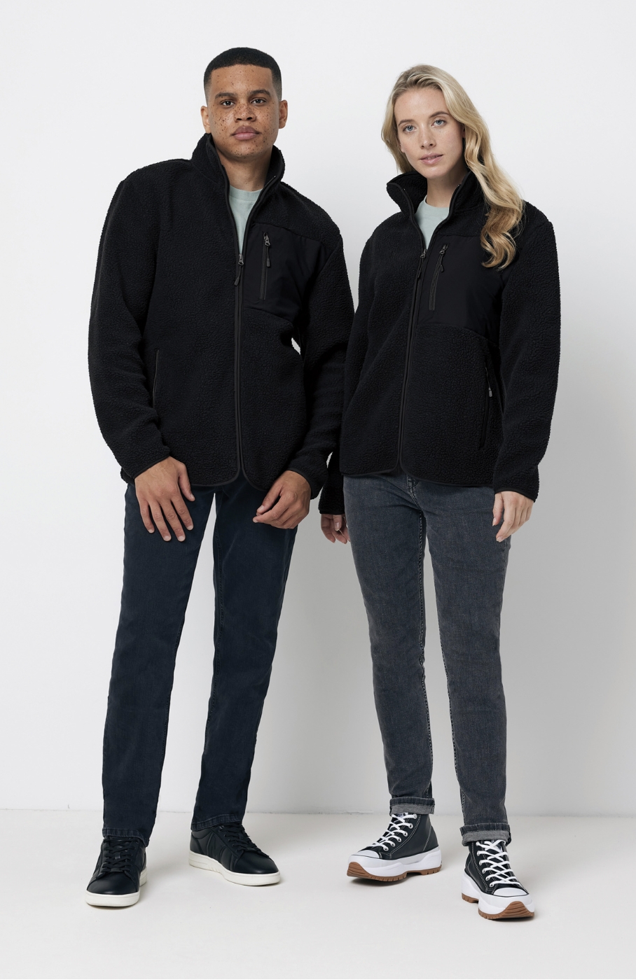 Unisex fleecejakke med glidelås i relaxed fit laget av 100 % resirkulert polyester i 320 G/M². Raffinert binding på hele jakken og myk jersey-look på innsiden. 