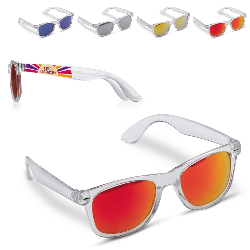 Ikoniske solbriller med gjennomsiktig ramme som passer for både menn og kvinner. Linsene leveres med et UV-400 filter, som beskytter øyene på solfylte dager. Størrelse 150x150x50mm.